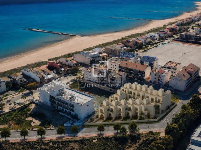 Chalet en venta en Puçol, Playas de Puçol. Casa de obra nueva de 4 dormitorios con 58m de terrazas en venta en Playa de Puzol. Chalets.