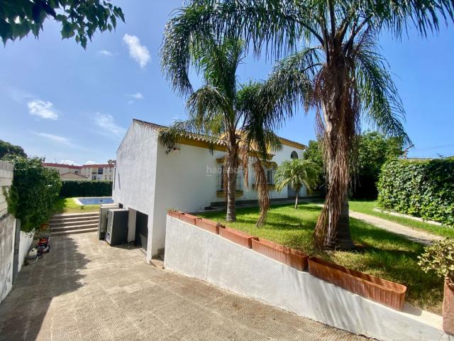 Chalet en venta en Puerto de Santa María El, Soto de Vistahermosa. Chalet independiente con piscina privada y amplias posibilidades. Chalets Puerto de Santa María.