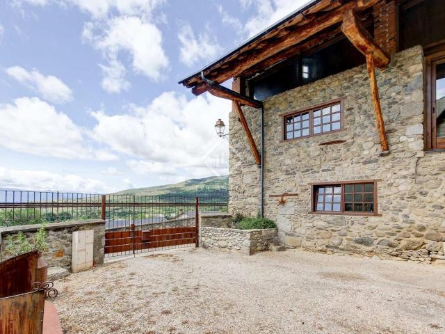 Chalet en venta en Puigcerdà Pirineos. Casa restaurada con mucho encanto. Chalets.