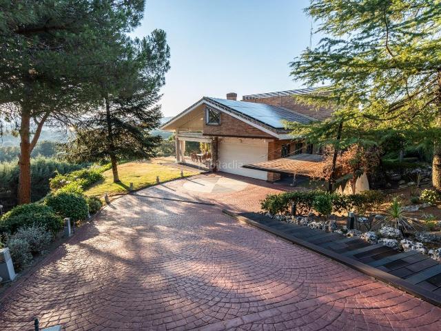 Chalet en venta en Rozas de Madrid Las, El Pinar Punta Galea. EXCLUSIVO CHALET INDEPENDIENTE CON PISCINA CUBIERTA Y VISTAS PANORÁMICAS A LA SIERRA EN LAS ROZAS. Chalets Rozas de Madrid.