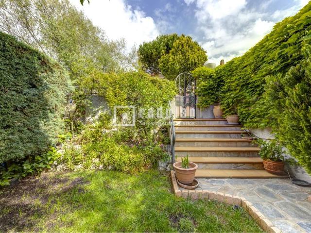 Chalet en venta en Rozas de Madrid Las, Las Matas Peñascales. fantástico chalet adosado ubicado en una urbanización muy cuidada y tranquila en la zona de Las Matas. Chalets Rozas de Madrid.