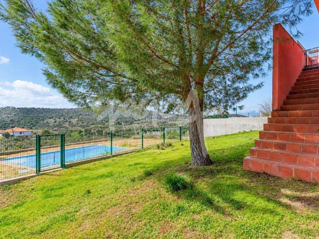 Chalet en venta en Robledo de Chavela. Chalet Independiente con Piscina Salina y Vistas a La Almenara. Chalets Robledo de.