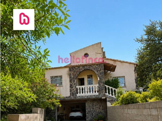 Chalet en venta en Roca del Vallès La. Casa independiente con 2.800m de parcela y placas solares en Urbanización Sant Carles La Roca del Vallès. Chalets Roca del Vallès.