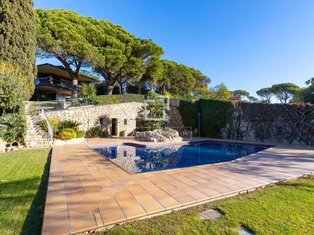 Chalet en venta en Roca del Vallès La. Elegante casa a la venta a pocos minutos andando del centro de la Roca del Vallés. Chalets Roca del Vallès.