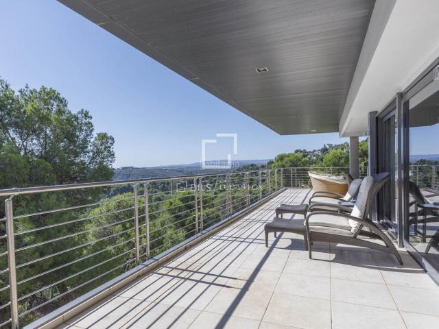 Chalet en venta en Rocafort. Casa en excelentes condiciones de 6 dormitorios en venta en Chiva. Chalets.