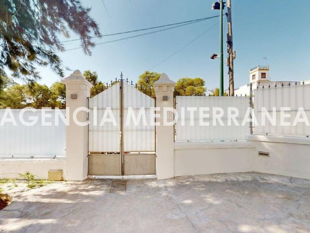 Chalet en venta en Rocafort. Chalet independiente con encanto histórico y diseño moderno en el corazón de Rocafort. Chalets.