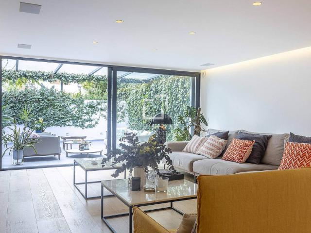 Chalet en venta en Rocafort. Exclusiva casa adosada, totalmente renovada, en venta en una urbanización privada de Rocafort con piscina y seguridad 24h. Chalets.