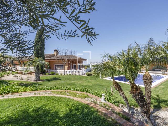 Chalet en venta en Rocafort. Masia de 4 dormitorios con 2,000m de jardín en venta en Valencia Region, Valencia. Chalets.