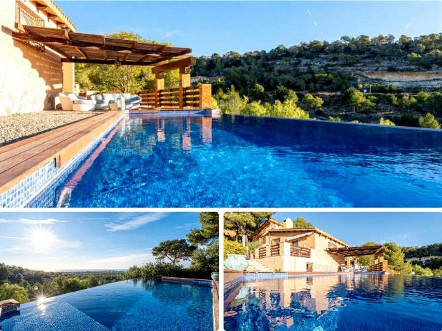 Chalet en venta en Roda de Barà Costa Dorada. Vila Mediterrània amb Vistes Panoràmiques al Mar a Roda de Berà. Chalets Roda de.