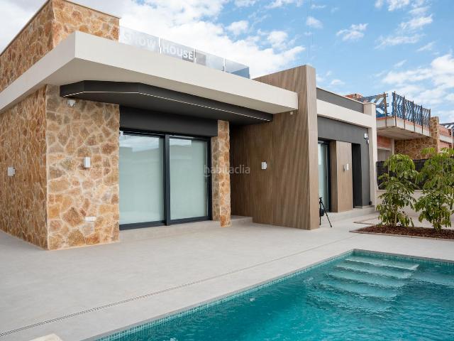 Chalet en venta en Rojales. Ubicado en la encantadora Ciudad Quesada, este exclusivo conjunto residencial ofrece 18 viviendas independientes disentildeadas pa. Chalets.