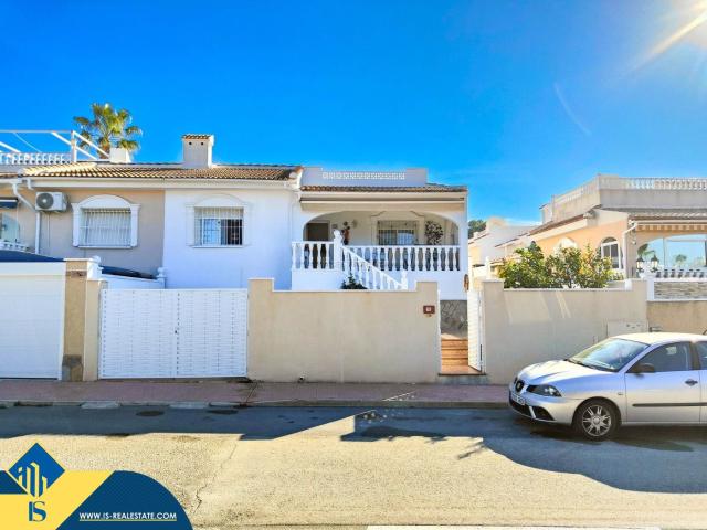 Chalet en venta en Rojales. Villa con piscina comunitaria, en la provincia de Alicante, en Rojales, en la localidad de Ciudad Quesada. 2 habitaciones 75 m². Chalets.