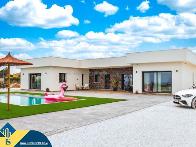 Chalet en venta en Rojales. Villa con piscina privada, en la provincia de Alicante, en Rojales, en la ciudad de Ciudad Quesada. 4 habitaciones 240 m² A 6. Chalets.
