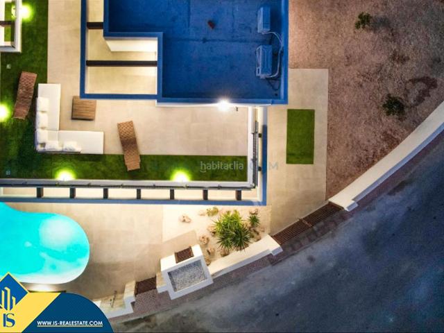 Chalet en venta en Rojales. Villa con piscina privada, en la provincia de Alicante, en Rojales, en la ciudad de Ciudad Quesada. 5 habitaciones 212 m² A 6. Chalets.