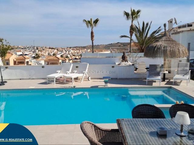 Chalet en venta en Rojales. Villa con piscina privada, en la provincia de Alicante, en Rojales, en la ciudad de Ciudad Quesada. 6 habitaciones 430 m² 6 ki. Chalets.