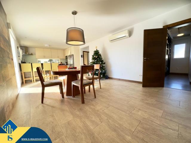 Chalet en venta en Rojales. Villa con piscina privada en la provincia de Alicante, en Rojales, en la localidad de Ciudad Quesada. 4 dormitorios 270 m² A 5. Chalets.