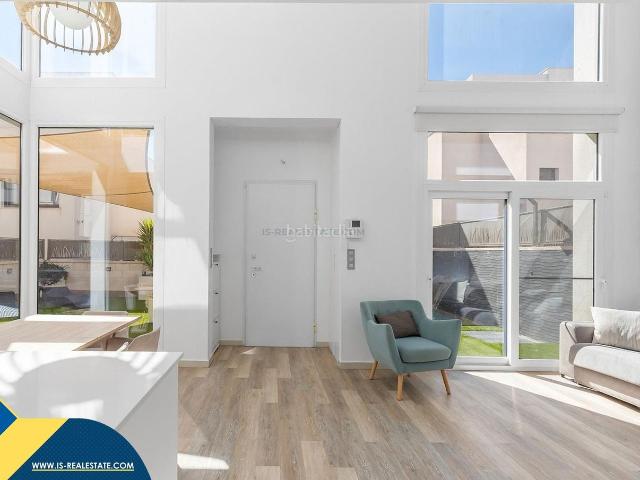 Chalet en venta en Rojales. Villa con piscina privada en la provincia de Alicante, en Rojales, localidad de Ciudad Quesada. 3 habitaciones 100 m² A 5 km d. Chalets.