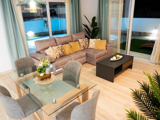 Chalet en venta en Rojales. Villa de 5 dormitorios a la venta con estupendas vistas al campo de Golf La Marquesa. Chalets.