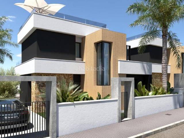 Chalet en venta en Rojales. Villa de 3 dormitorios y 3 baños con piscina y terraza en Ciudad Quesada. Chalets.