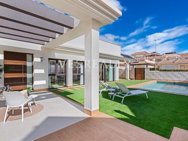 Chalet en venta en Rojales. Villa de lujo en venta en Quesada. Chalets.