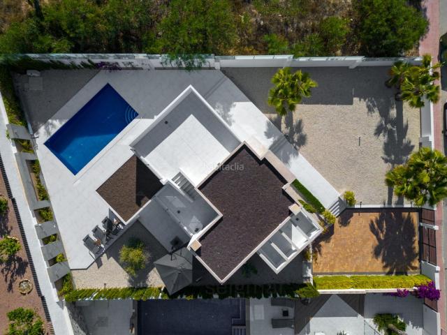 Chalet en venta en Rojales. VILLA INDEPENDIENTE CON PISCINA A 10 MINUTOS DEL MAR. Chalets.