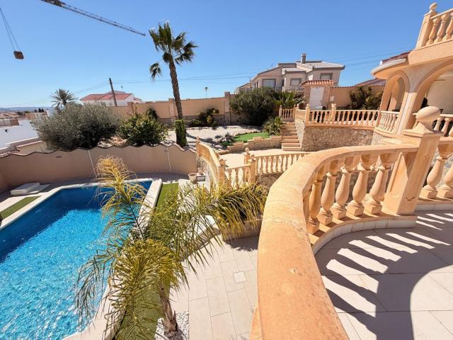 Chalet en venta en Rojales. Villa independiente en Ciudad Quesada. Chalets.