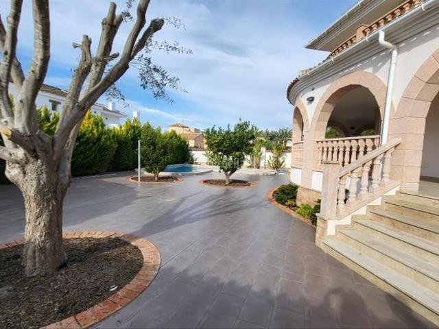 Chalet en venta en Rojales. VILLA MEDITERRÁNEA EN EL CENTRO DE CIUDAD QUESADA. Chalets.