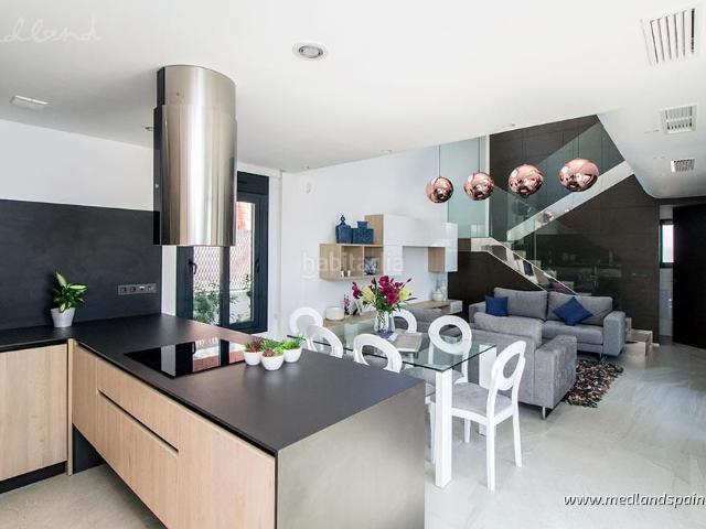 Chalet en venta en Rojales. Villas con 3 dormitorios, piscina y solárium en Ciudad Quesada. Chalets.
