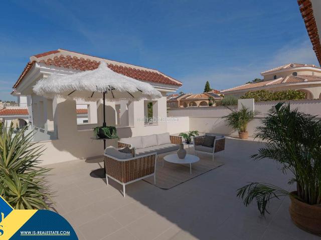 Chalet en venta en Rojales. Casas adosadas con piscina privada, en la provincia de Alicante, Rojales, Ciudad Quesada. 3 habitaciones 168 m² 6 kilómetros h. Chalets.