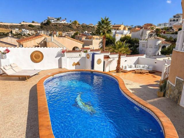 Chalet en venta en Rojales. Chalet encantador y bien cuidado con piscina privada. Chalets.