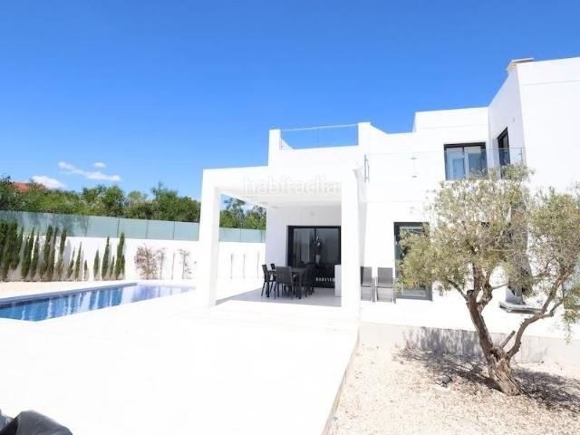 Chalet en venta en Rojales. Ciudad Quesada, Chalet con una parcela de 689 m2 construidad en el antildeos 2020, orientada al sur y una vivienda en dos plantas. Chalets.