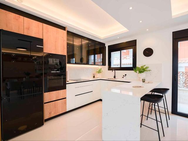 Chalet en venta en Rojales. Costa Blanca Eiendom presenta esta elegante villa independiente diseÃada para ofrecer el mÃximo confort y privacidad en un entorno. Chalets.