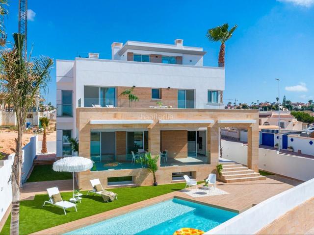 Chalet en venta en Rojales. Costa Blanca Eiendom presenta esta impresionante villa independiente, parte de un exclusivo complejo residencial de siete vivienda. Chalets.