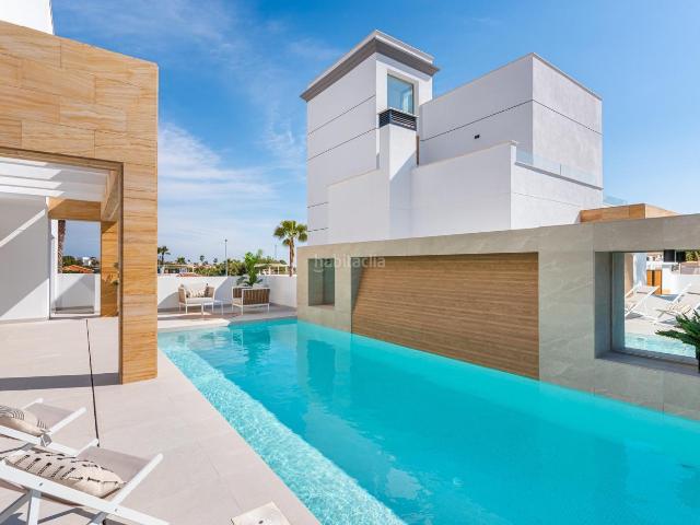 Chalet en venta en Rojales. Descubre esta impresionante Villa de Lujo en Quesada!. Chalets.