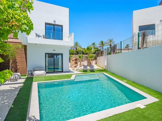 Chalet en venta en Rojales. ESPECTACULAR VILLA MODERNA INDEPENDIENTE CON VISTAS PANORAacuteMICAS AL MAR Y AL LAGO SALADO EN CIUDAD QUESADA Situada en una tran. Chalets.