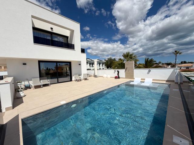 Chalet en venta en Rojales. Exclusiva villa de lujo en venta en la prestigiosa zona de Ciudad Quesada. Chalets.