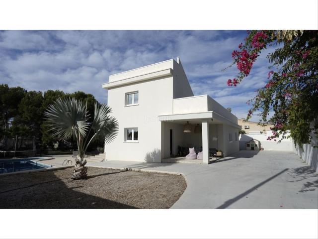 Casa en venta en Rojales. FANTÁSTICA VILLA CON PISCINA PRIVADA, JARDÍN Y SEMI SÓTANO EN CIUDAD QUESADA. Casas.