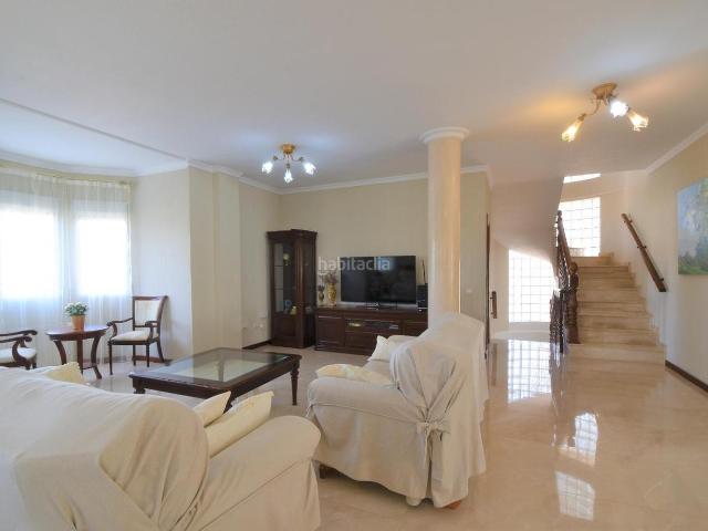 Chalet en venta en Rojales. Impresionante Villa con jardín y piscina. Chalets.