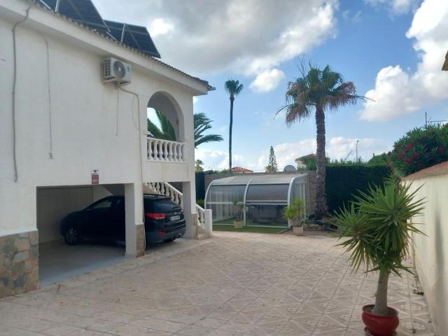 Chalet en venta en Rojales, Centro de la Ciudad Quesada. Impresionante villa independiente en dúplex en Ciudad Quesada. Chalets.