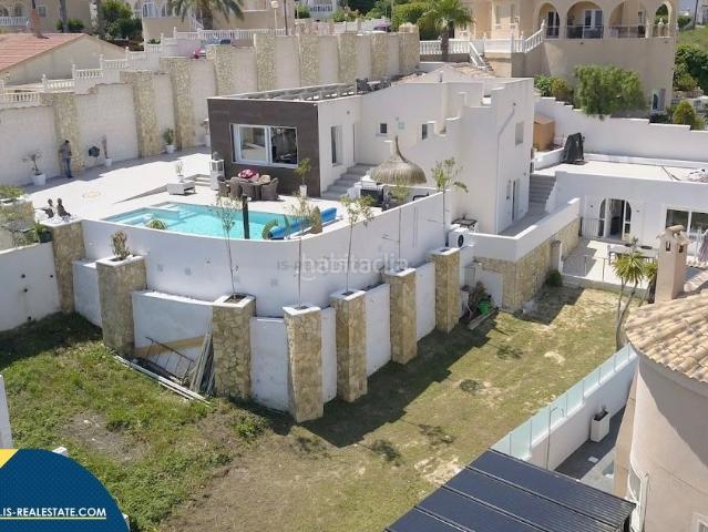 Chalet en venta en Rojales, La Marquesa. Villa con piscina privada, en la provincia de Alicante, en Rojales, en la localidad de Ciudad Quesada. 6 habitaciones 215 m² A. Chalets.