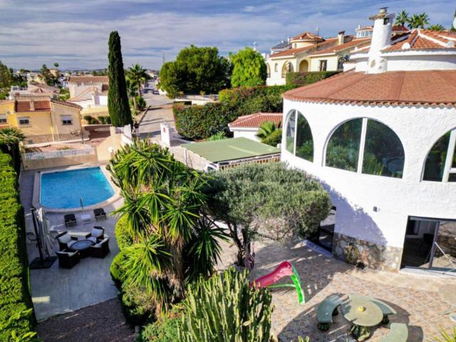Chalet en venta en Rojales. Magnífica villa totalmente reformada con 2 apartamentos independientes y licencia turística Ciudad Quesada. Chalets.