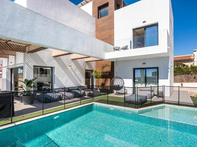 Chalet en venta en Rojales. Moderna villa orientada al sur cerca del animado centro de Ciudad Quesada. Chalets.