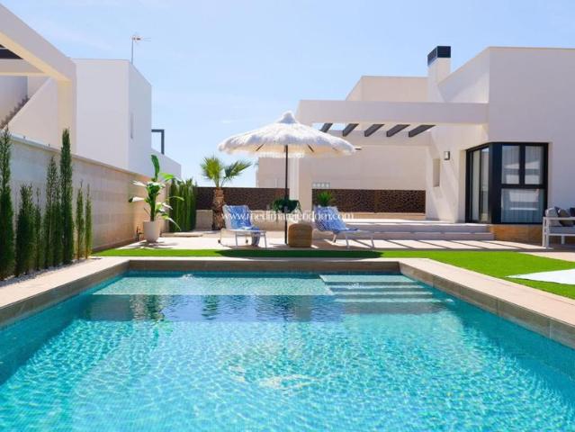 Chalet en venta en Rojales. Modernas villas de un nivel en venta en Ciudad Quesada, una urbanización popular en la Costa Blanca Sur. Las villas están construi. Chalets.