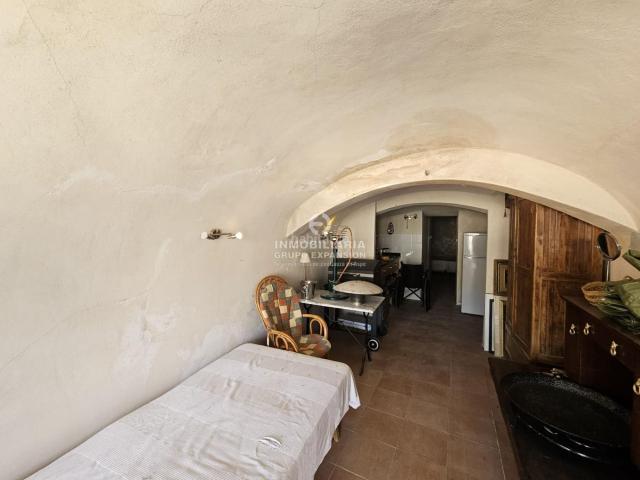 Chalet en venta en Romana la. Casa Cueva en La Romana de 160 m2 con 6.300 m2 de Terreno muy bien situado. Chalets Romana.