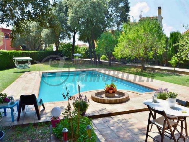 Chalet en venta en calle Ronda, Avinyonet de Puigventós, de 477 m² 6 habitaciones por 575.000