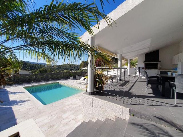 Chalet en venta en ronda Dels Pins, Canyelles, de 250 m² 4 habitaciones por 540.000