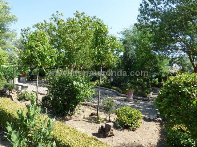 Chalet en venta en Ronda, San Rafael. CASA DE CAMPO CON HERMOSO JARDIN. Chalets.