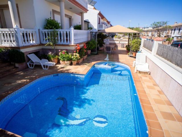 Chalet en venta en Ronda, San Rafael. Espléndido Chalet de 9 habitaciones con Piscina, Garaje y Vivienda en Semisótano. Chalets.
