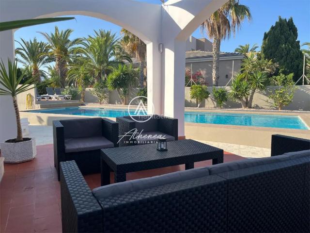 Chalet en venta en Roquetas de Mar, El Sabinar Urbanizaciones Las Marinas Playa Serena. Exclusividad, rentabilidad y calidad de vida en una villa única. Chalets Roquetas de.