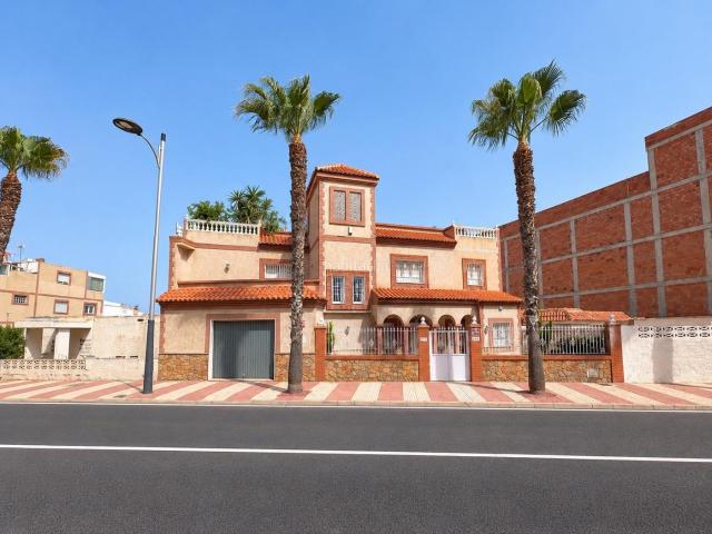 Chalet en venta en Roquetas de Mar, El Sabinar Urbanizaciones Las Marinas Playa Serena. Villa en El Sabinar, Roquetas de Mar, 257m2, 4hab, 3baños, piscina privada. Chalets Roquetas de.