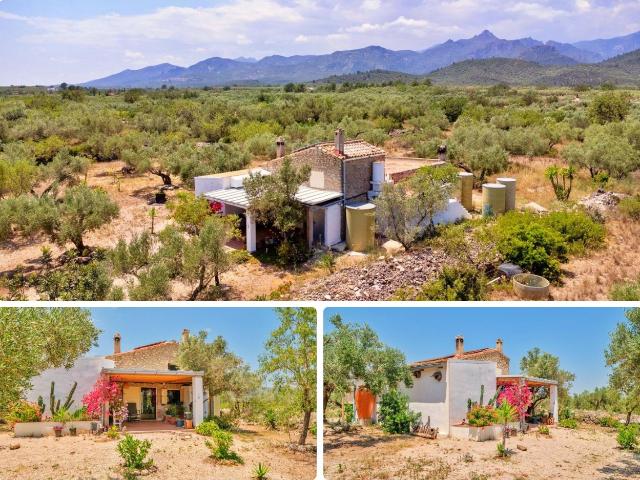 Chalet en venta en Roquetes Costa Dorada. Casa rural reformada con vistas a Els Ports Roquetes. Chalets.